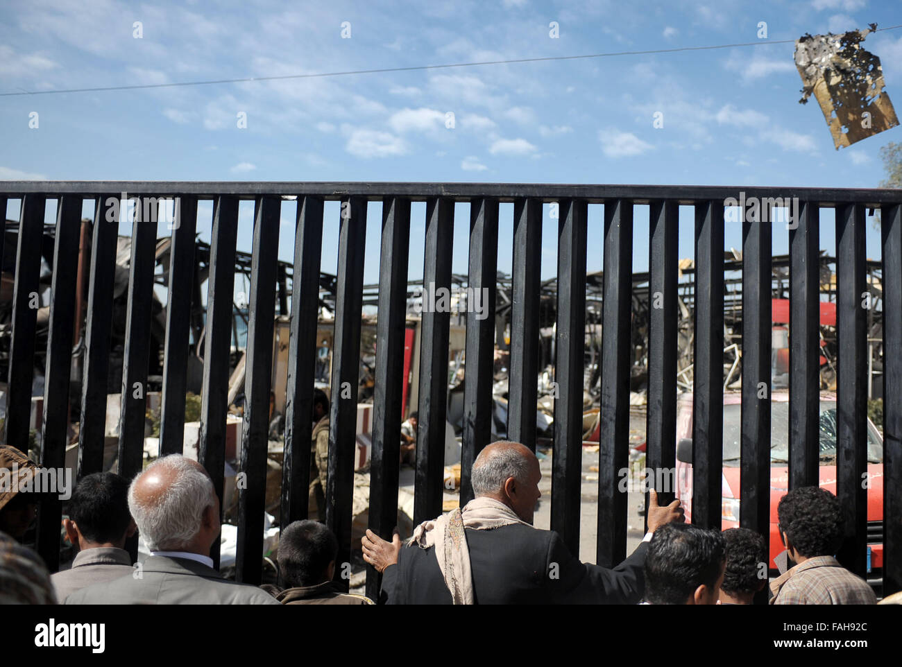 (151230)-- SANAA, Dec.30, 2015 (Xinhua)-- Yémen les gens regardent les décombres d'une usine de boissons Coca-Cola après qu'elle a été touchée par les frappes aériennes menées par les avions de guerre de la coalition conduite par l'Arabie saoudite à Sanaa, Yémen, le 30 décembre 2015. Les frappes aériennes de détruire l'usine complètement causé neuf personnes tuées et insensibles. (Photo Xinhua)(l'azp) Banque D'Images