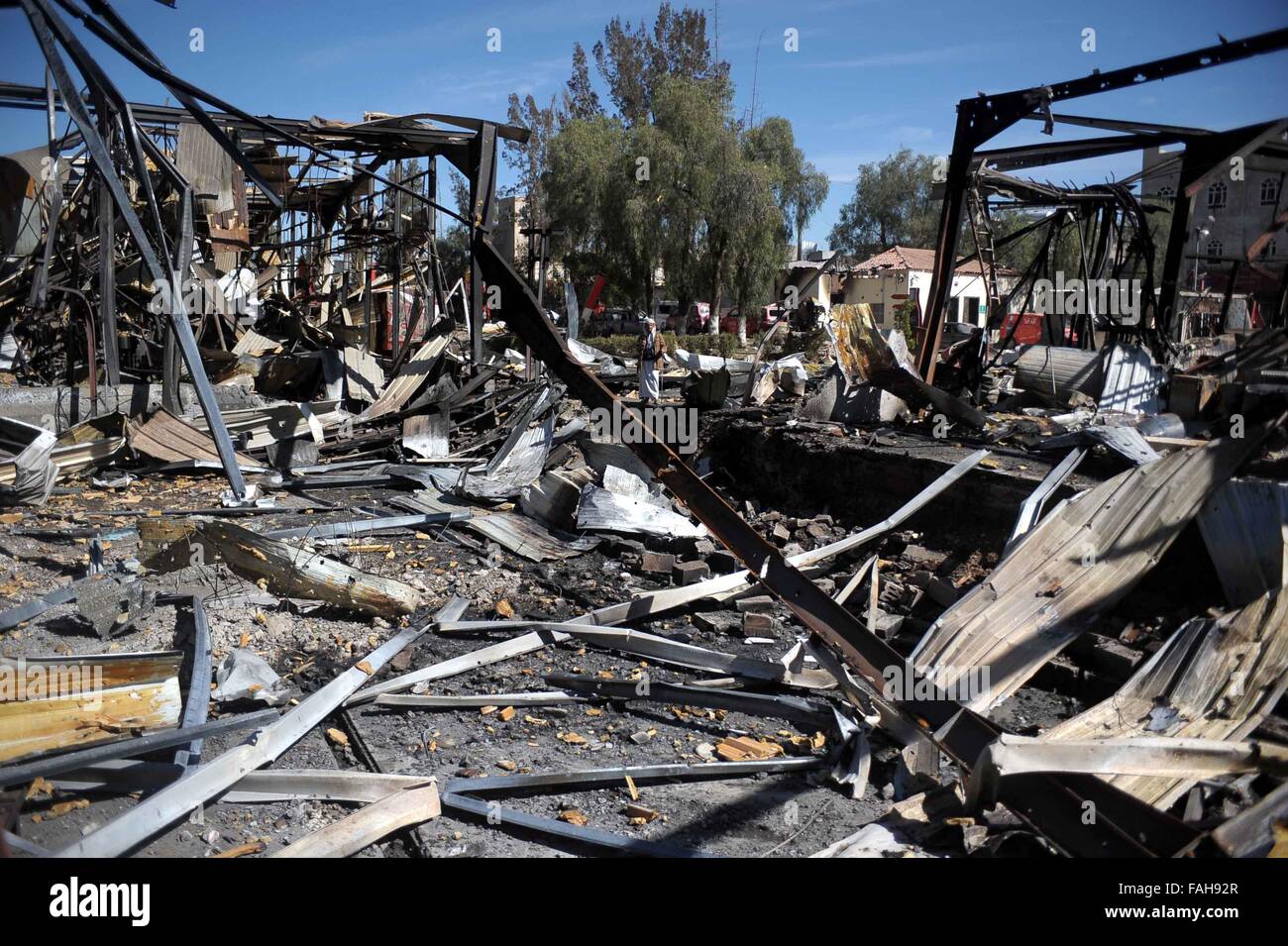 (151230)-- SANAA, Dec.30, 2015 (Xinhua)-- Photo prise le 30 décembre 2015 montre les ruines d'une usine de boissons Coca-Cola après qu'elle a été touchée par les frappes aériennes menées par les avions de guerre de la coalition conduite par l'Arabie saoudite à Sanaa, Yémen. Les frappes aériennes de détruire l'usine complètement causé neuf personnes tuées et insensibles. (Photo Xinhua)(l'azp) Banque D'Images