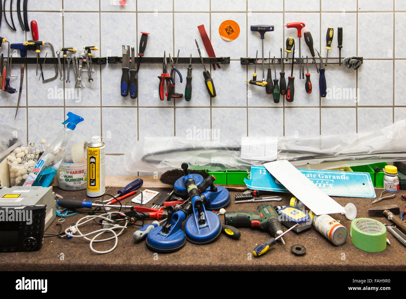 Workbench dans une voiture de l'atelier. Banque D'Images