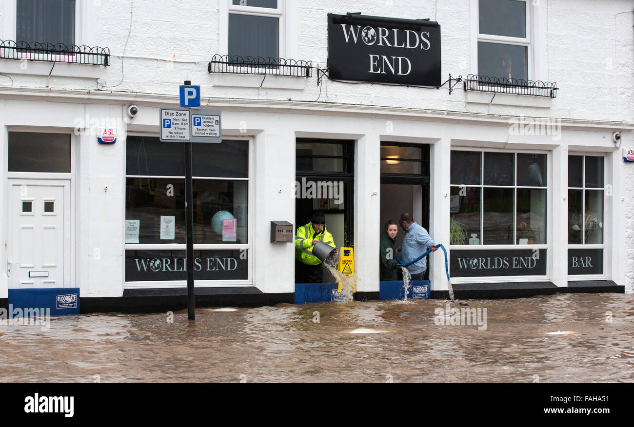 Whitesands, Dumfries, Ecosse, Royaume-Uni. Dec 30, 2015. Worlds End bar sur le Whitesands, Dumfries, en Écosse, au secours de l'intérieur de l'eau pub Crédit : sud-ouest de l'ECOSSE/Alamy Images Live News Banque D'Images