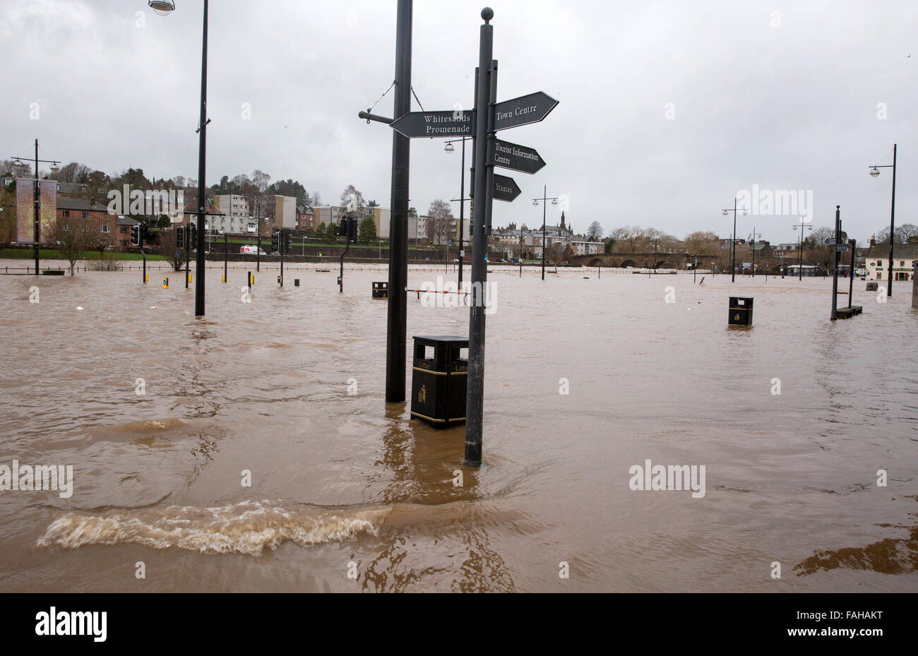 Whitesands, Dumfries, Ecosse, Royaume-Uni. Dec 30, 2015. 30-12-15 L'inondation de la rivière Nith propriétés sur le Whitesands, Dumfries, Ecosse Crédit : sud-ouest de l'ECOSSE/Alamy Images Live News Banque D'Images