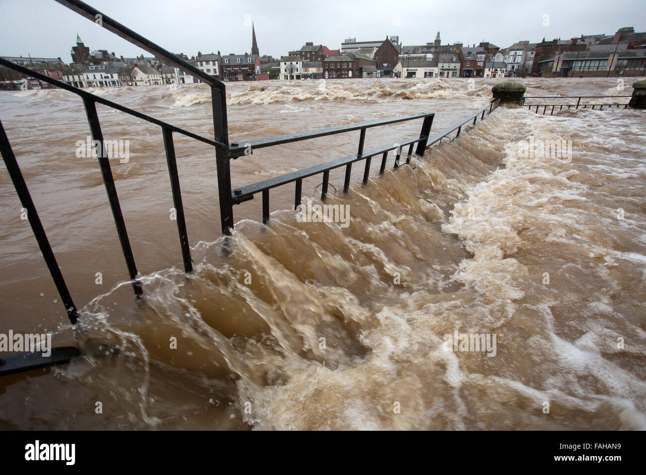 Whitesands, Dumfries, Ecosse, Royaume-Uni. Dec 30, 2015. 30-12-15 à l'ensemble de l'enveloppe à l'inondation des propriétés sur le Whitesands, Dumfries, Ecosse Crédit : sud-ouest de l'ECOSSE/Alamy Images Live News Banque D'Images