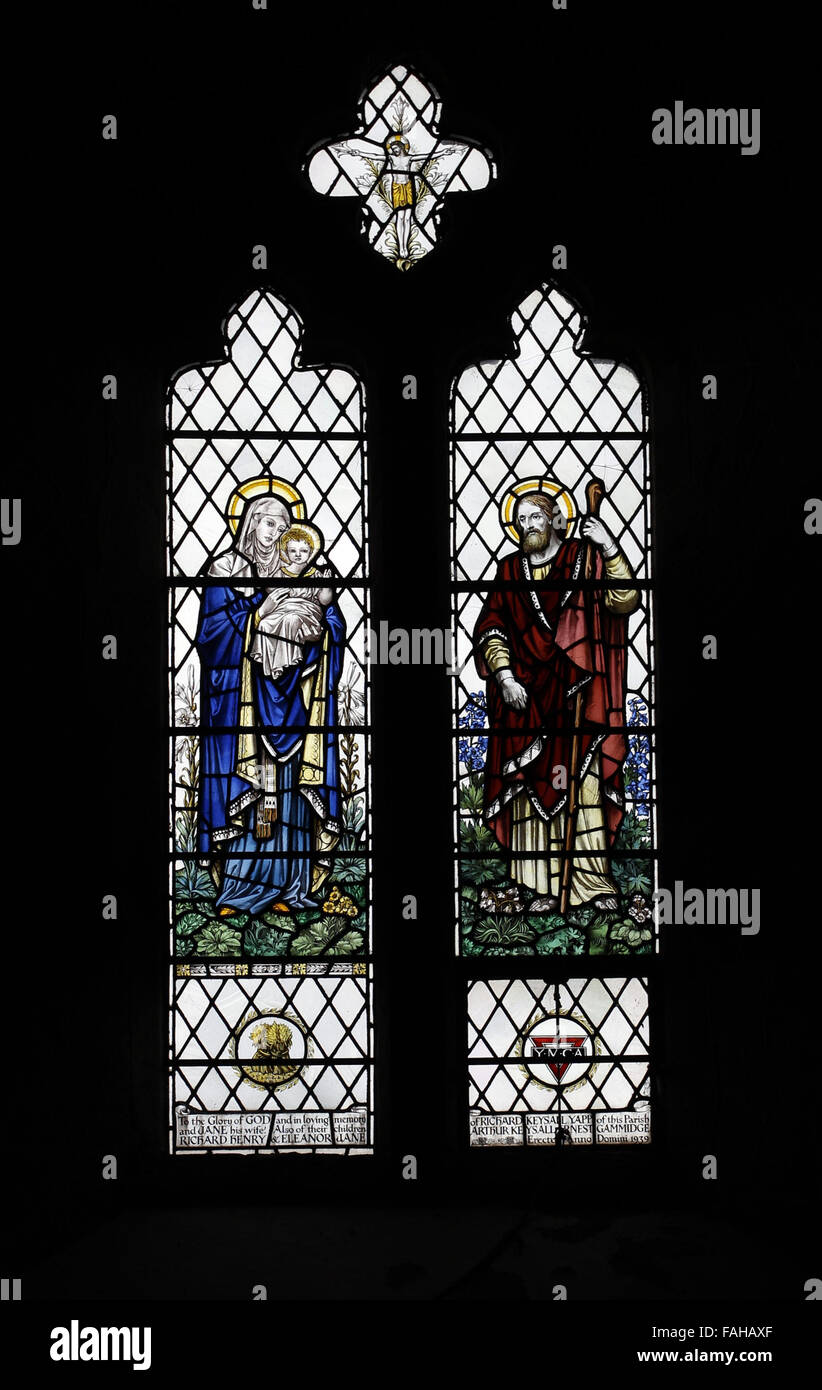 Vitraux de J Powell & Sons représentant la Sainte famille en mémoire de Richard Keysat Yapp d'Orleton, Shopshire, Orleton Church Banque D'Images