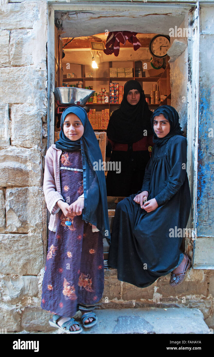 Une femme yéménite et deux filles dans le village de Thula, ville fortifiée au nord-ouest de Sanaa, Yémen, village, vie quotidienne Banque D'Images