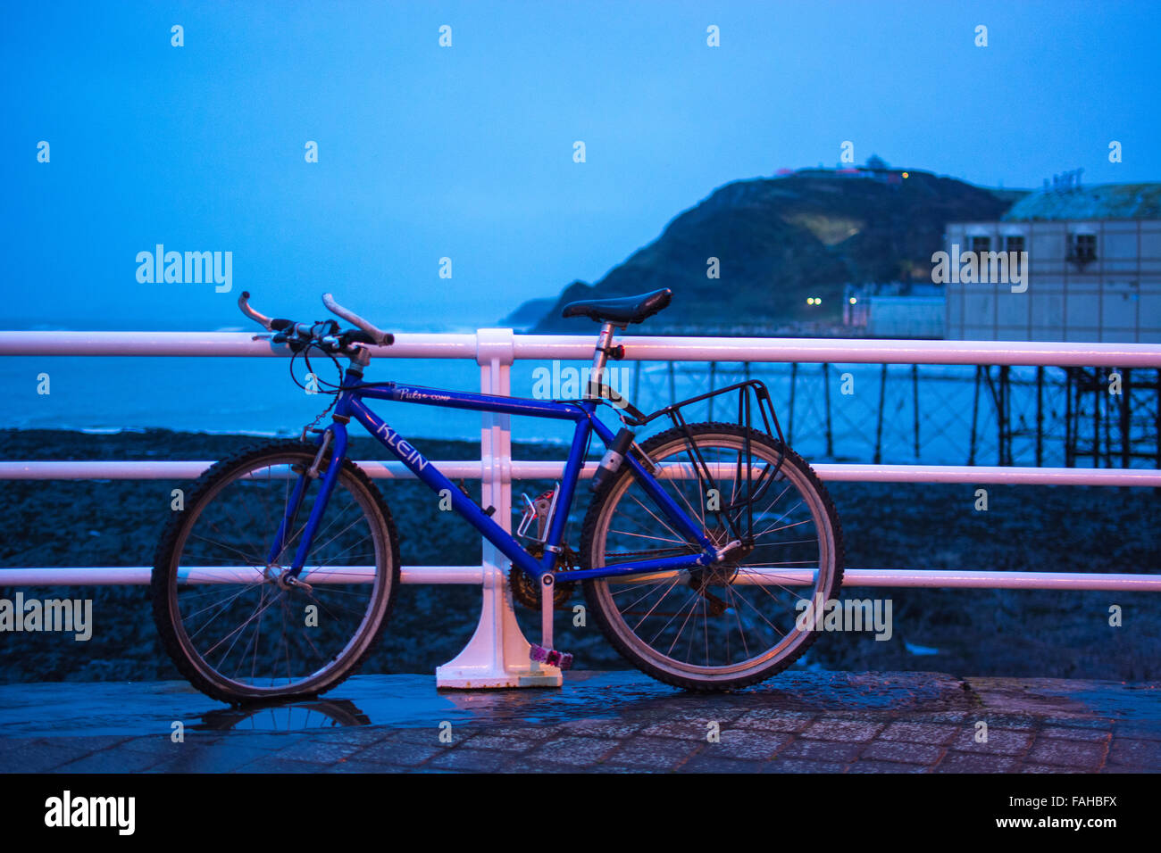 Aberystwyth, Pays de Galles, Royaume-Uni. Dec 30, 2015. Météo France : une pause dans la tempête Frank Aberystwyth, Pays de Galles, Royaume-Uni 20 décembre 2015. Pepole faire bon usage du temps s'il y a une rupture de l'averse que nous avons eu une grande partie de la journée avec storm Frank de passage. Credit : Trebuchet Photography/Alamy Live News Banque D'Images