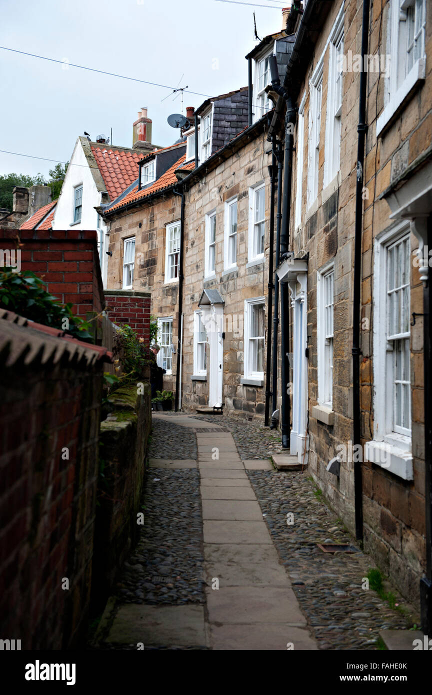 Les rues étroites dans le domaine de la baie inférieure de Robin Hoods Bay dans le Nord du Yorkshire UK Banque D'Images