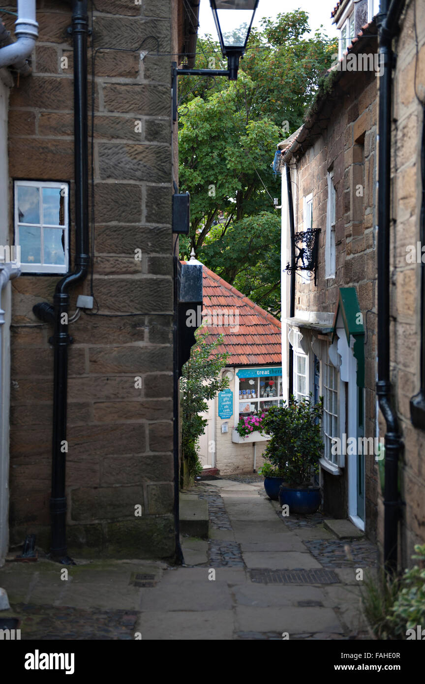 Les rues étroites dans le domaine de la baie inférieure de Robin Hoods Bay dans le Nord du Yorkshire UK Banque D'Images
