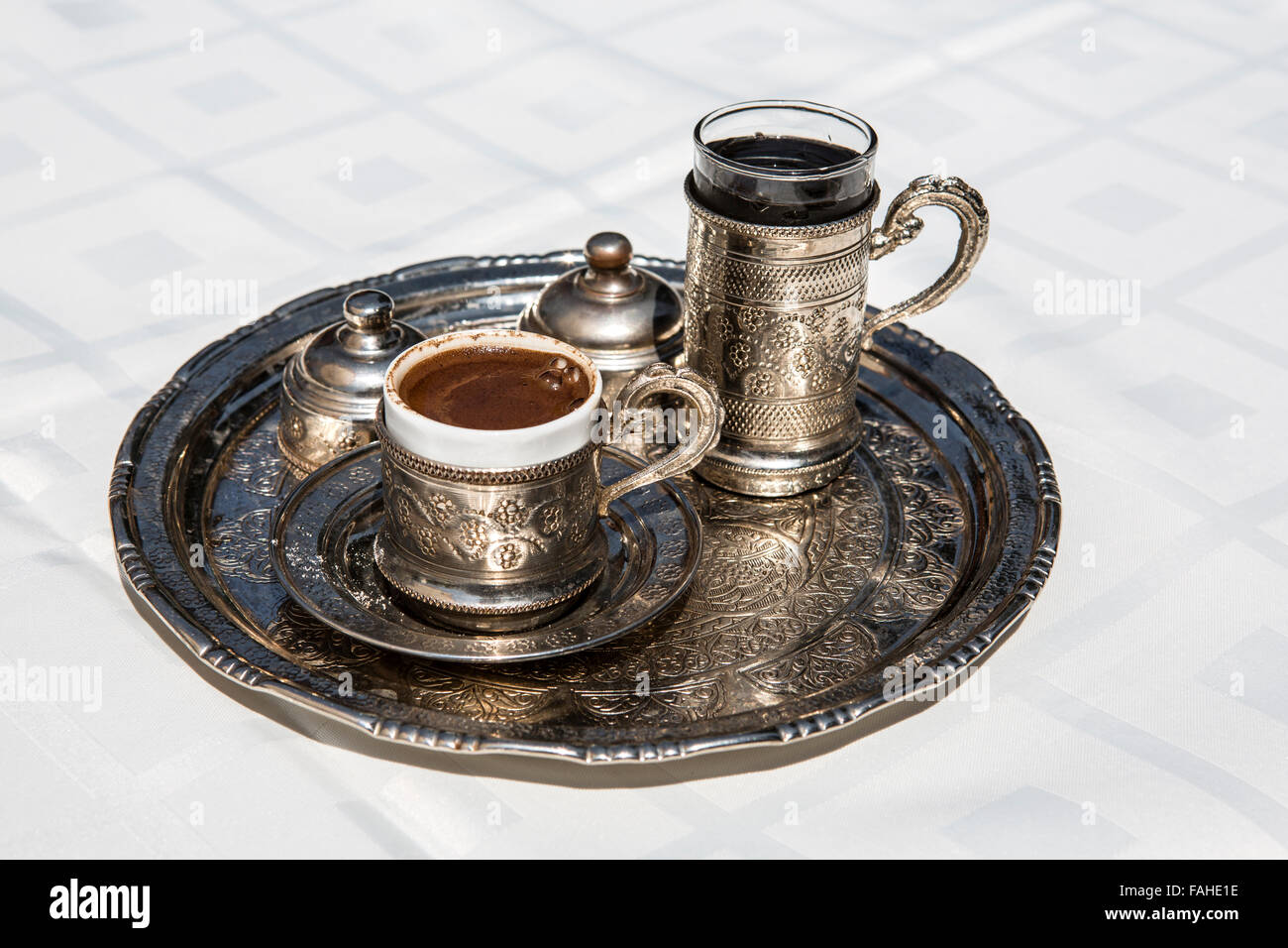 Tasse de café turc avec de l'eau Banque D'Images