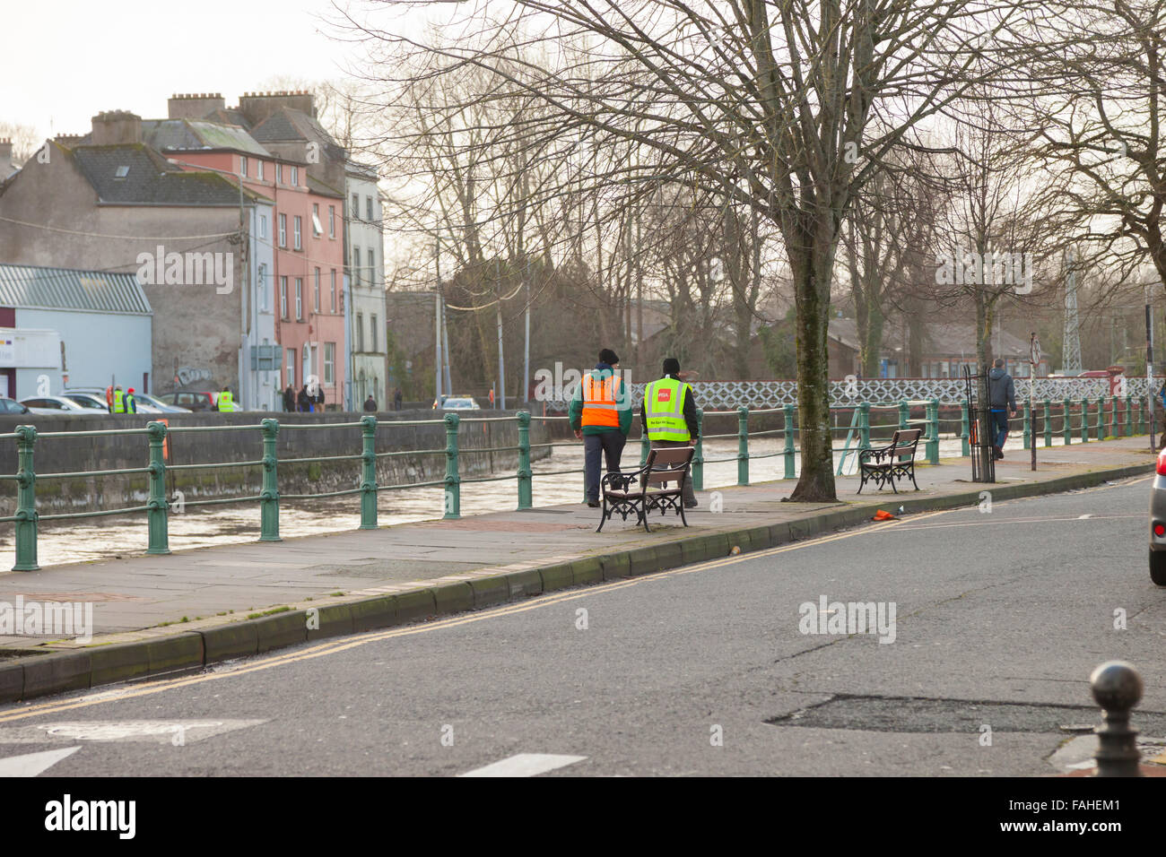 La ville de Cork, Irlande. 30 Décembre, 2015. Après la tempête a frappé l'Irlande Frank gens hier à la personne disparue Banque D'Images