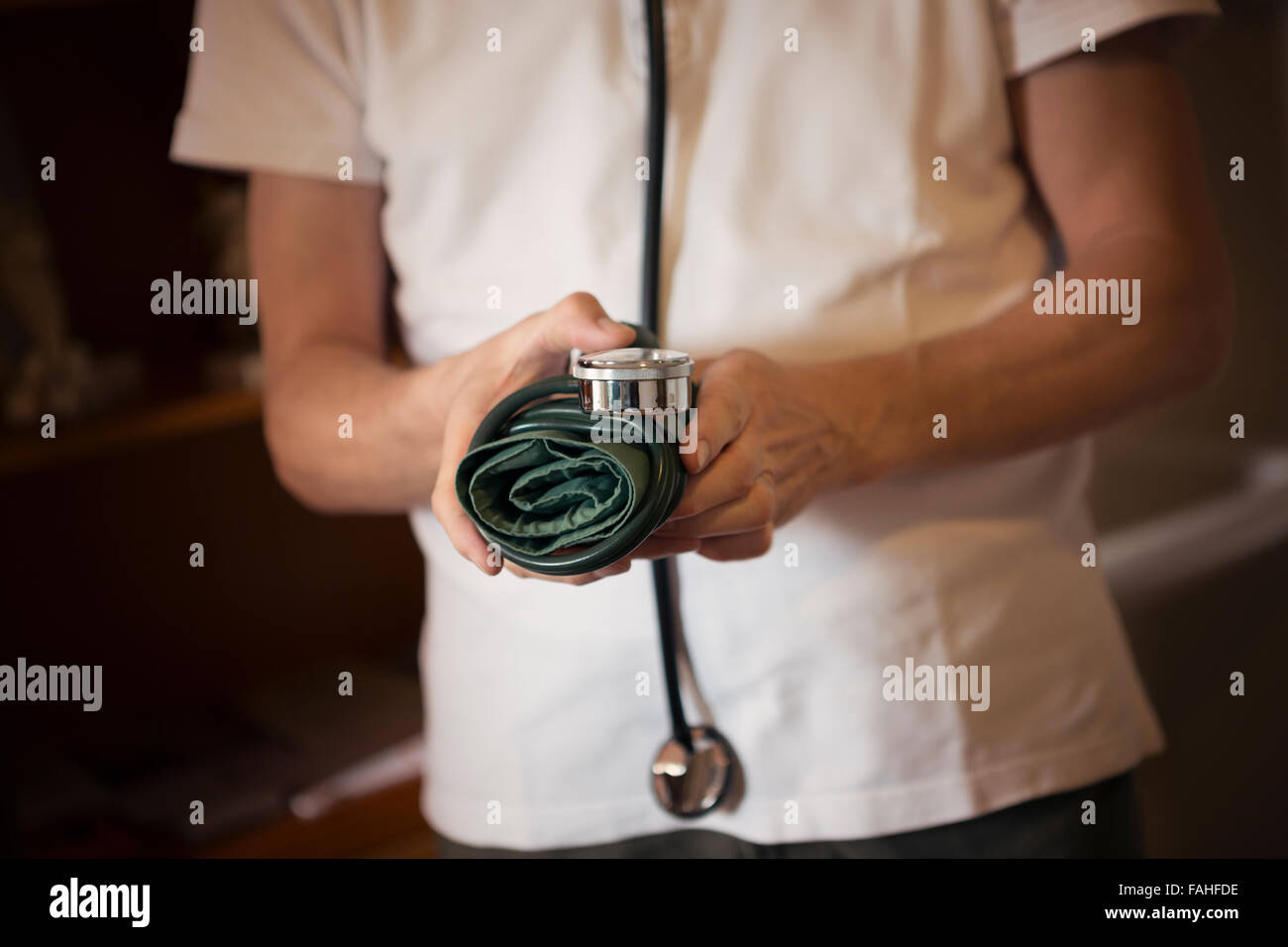 Doctor holding a brassard et le port d'un stéthoscope Banque D'Images