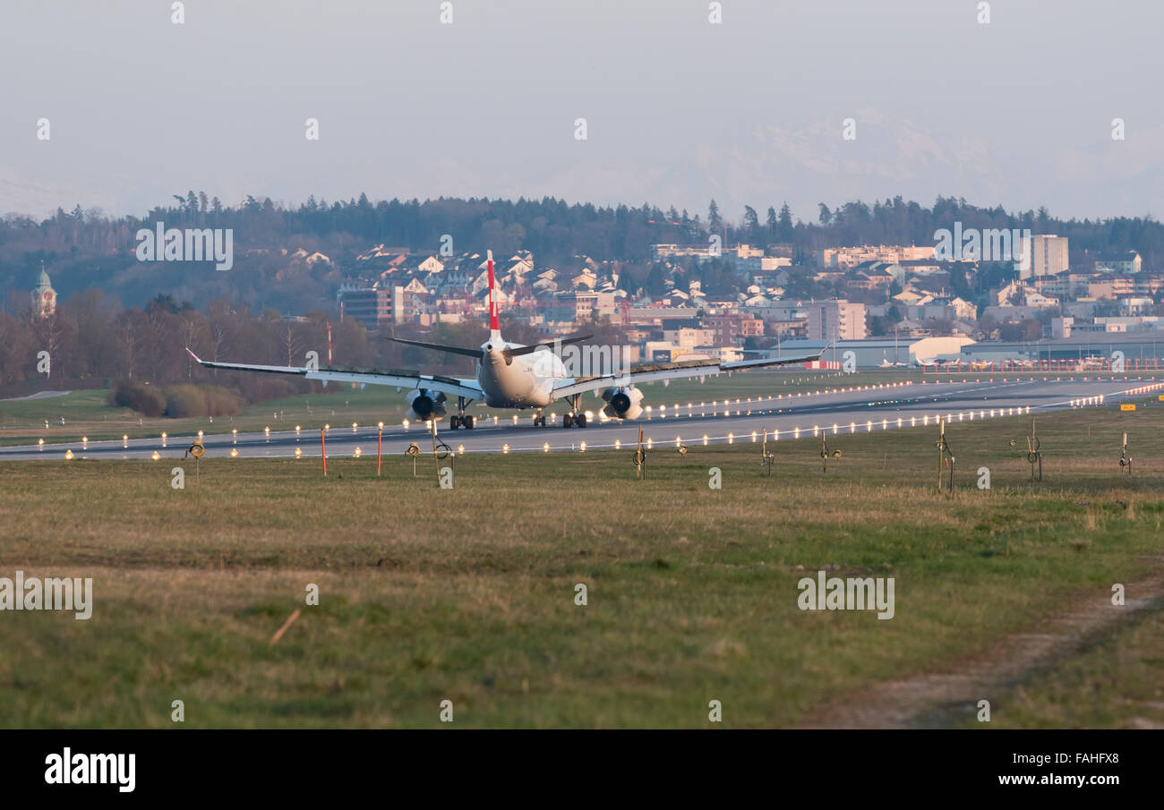 Un Airbus A330 de Swiss International Air Line est une décélération avec inversion de poussée complète après l'atterrissage à l'aéroport de Zurich Banque D'Images