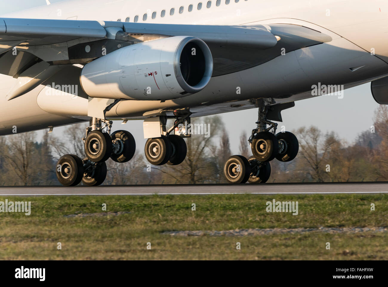 Les pneus du train principal d'un Airbus A340 avion de passagers de Swiss  International Air Lines touchent le sol au cours de la terre Photo Stock -  Alamy
