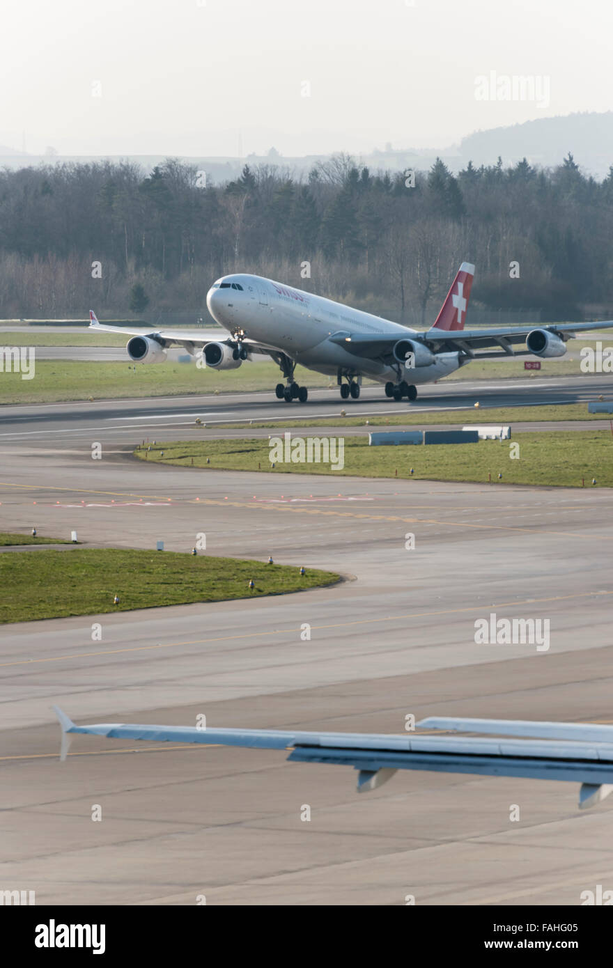 Un Airbus A340 de Swiss International Air Lines pendant le décollage de l'aéroport international de Zurich. Banque D'Images