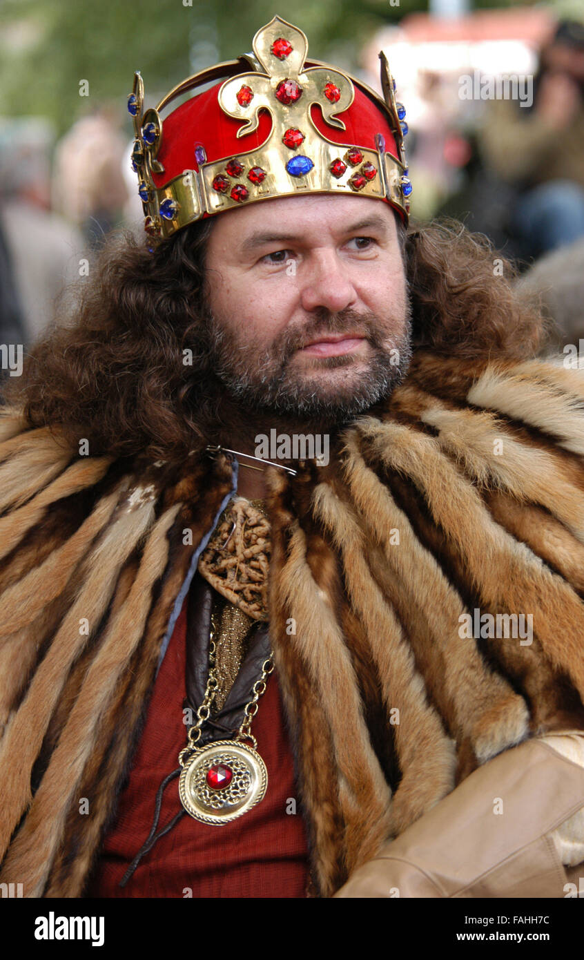 Homme barbu habillé comme le roi Charles IV de Bohême et empereur romain saint portant la couronne de saint Venceslas assiste à la fête du vin annuelle des jeunes Vinohradske Vinobrani à Prague, République tchèque. Banque D'Images