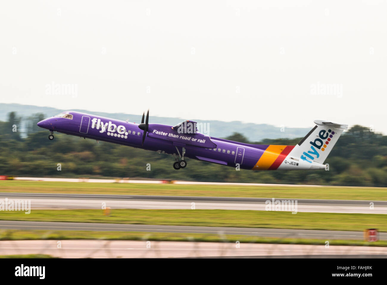 Flybe de Havilland Canada Dash 8-400 vient de quitter l'aéroport de Manchester au Royaume-Uni Banque D'Images