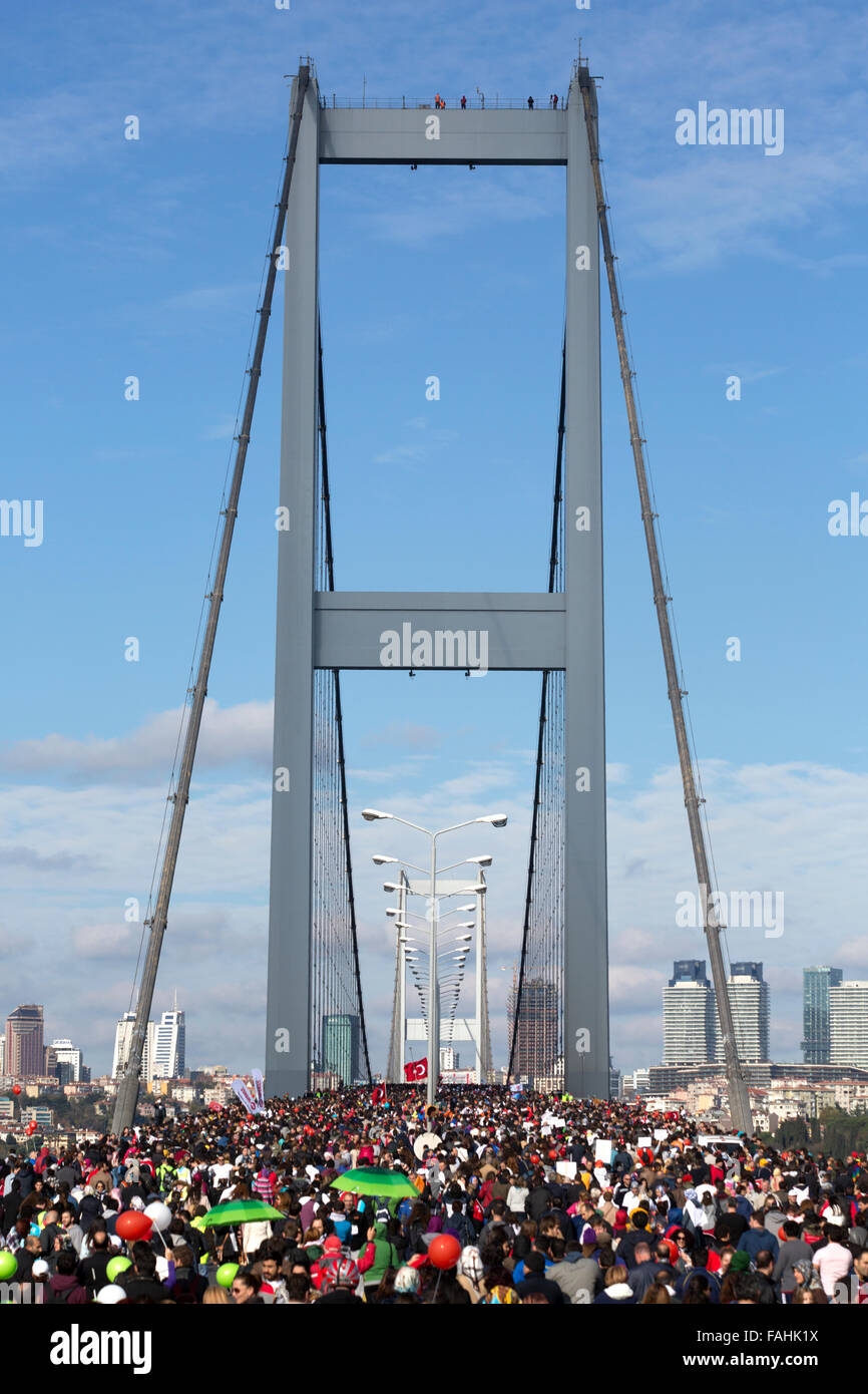 Istanbul, Turquie - 17 novembre, 2013. Personnes à marcher sur Bosphours pont à 35. Marathon d'Istanbul, 17 novembre 2013. Banque D'Images Istanbul, Turquie - 17 novembre, 2013. Personnes à marcher sur Bosphours pont à 35. Marathon d'Istanbul, 17 novembre 2013. Banque D'Images