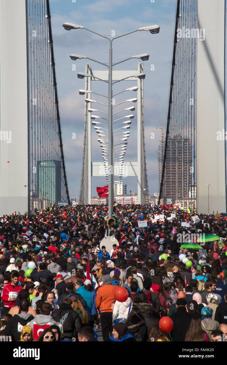 Istanbul, Turquie - 17 novembre, 2013. Personnes à marcher sur Bosphours pont à 35. Marathon d'Istanbul, 17 novembre 2013. Banque D'Images Istanbul, Turquie - 17 novembre, 2013. Personnes à marcher sur Bosphours pont à 35. Marathon d'Istanbul, 17 novembre 2013. Banque D'Images