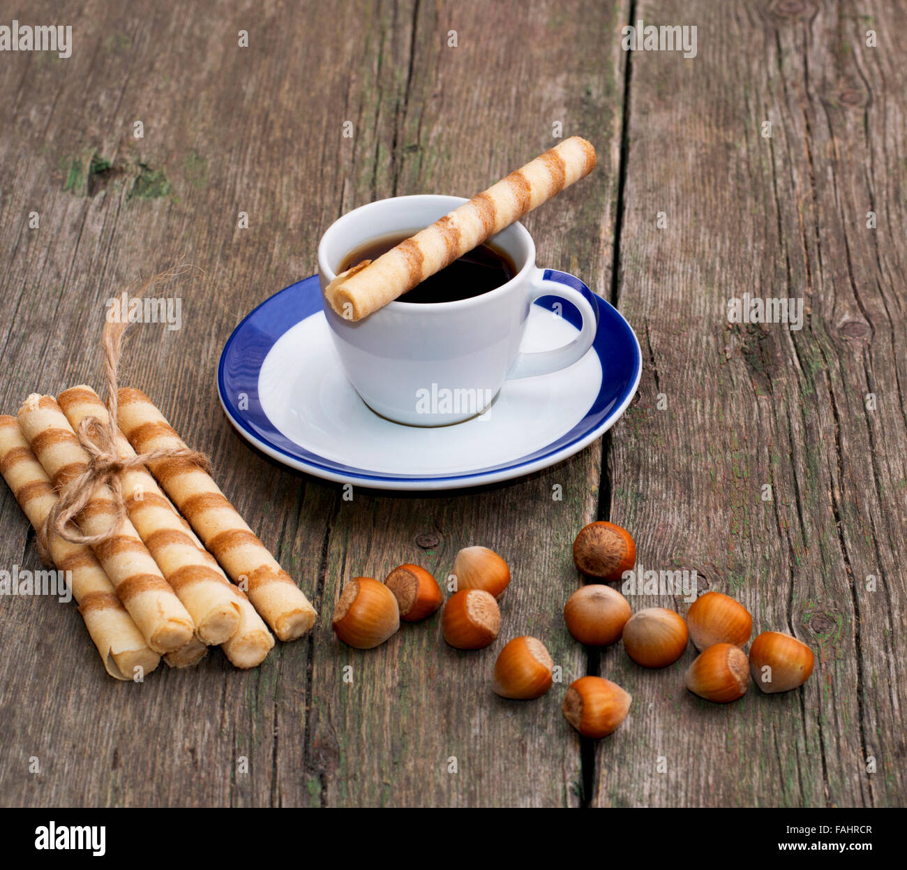 Le café, la cuisson dans la forme de tubules et nucules, sur une table en bois Banque D'Images