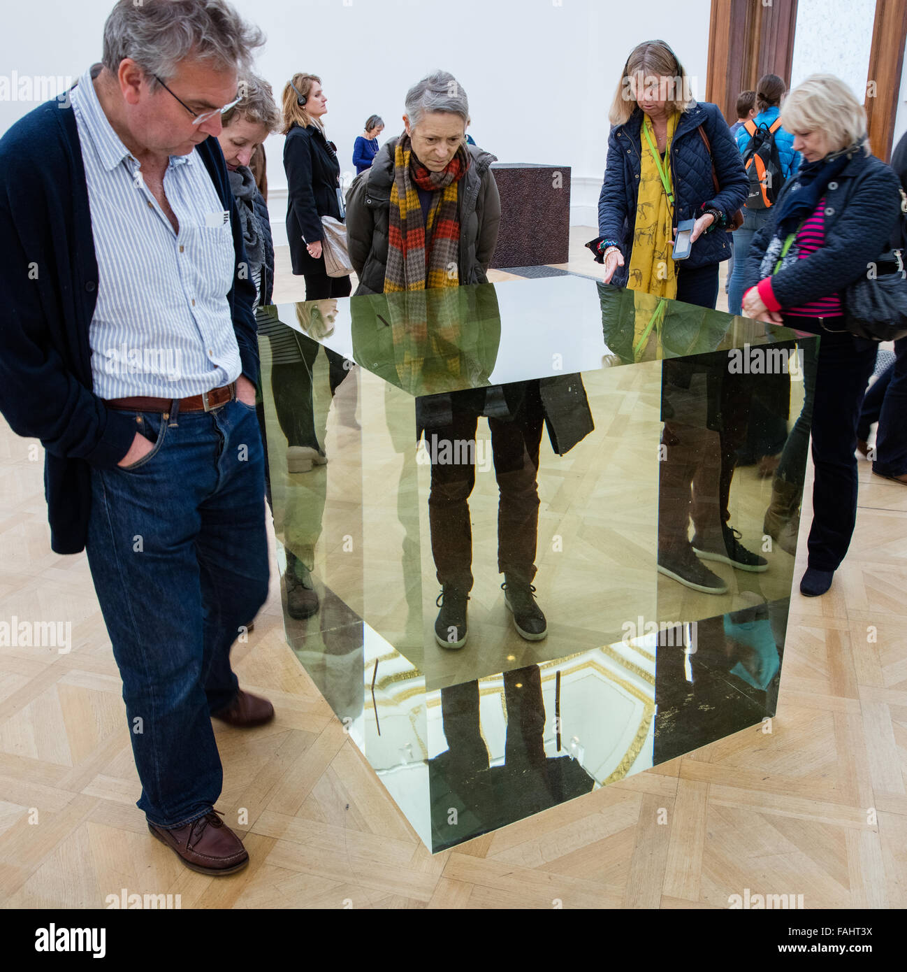 Ai Weiwei's crystal illusions d'optique du cube étant considéré par les visiteurs de son exposition de 2015 à la Royal Academy de Londres Banque D'Images