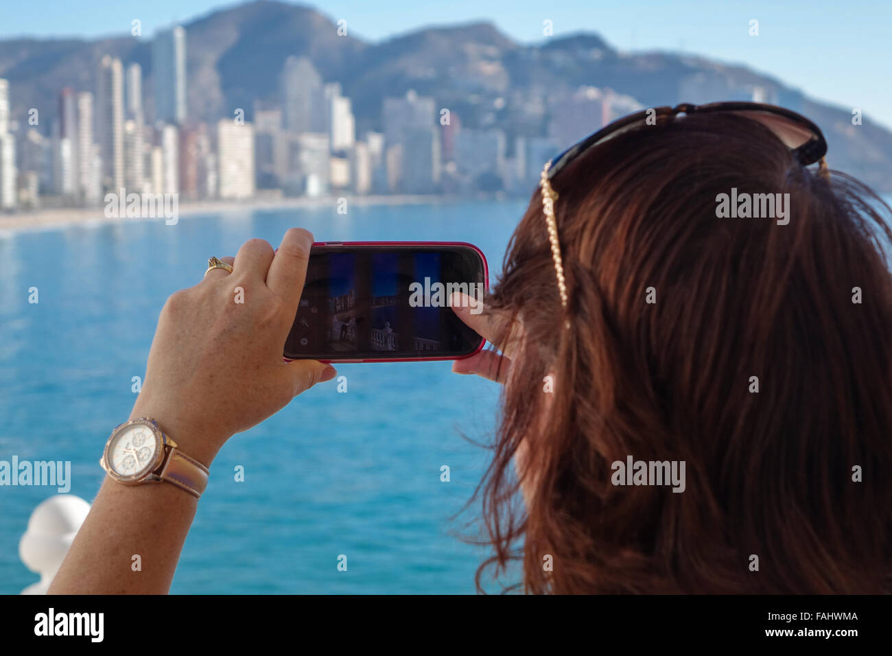 Province Alicante Benidorm Costa Blanca Espagne mature woman taking photo de la côte avec téléphone portable mobile Banque D'Images