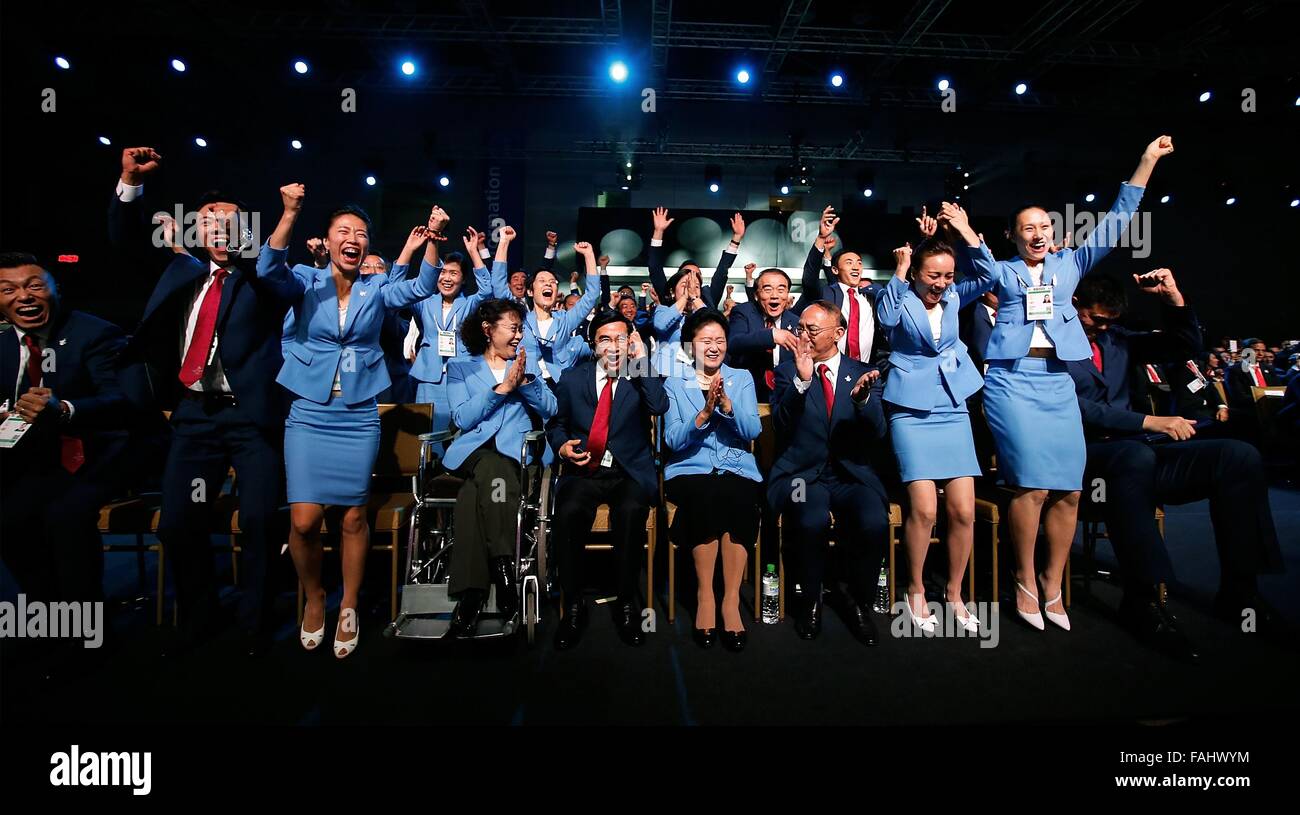 PHOTOS DE SPORTS XINHUA L'ANNÉE 2015 TRANSMIS LE 31 DÉCEMBRE 2015 Membres de Beijing 2022 Jeux Olympiques d'hiver délégation soumission célébrer après Beijing a remporté la candidature lors de la 128e session du Comité International Olympique à Kuala Lumpur, Malaisie, le 31 juillet 2015. (Xinhua/Wang Lili)(WLL) Banque D'Images