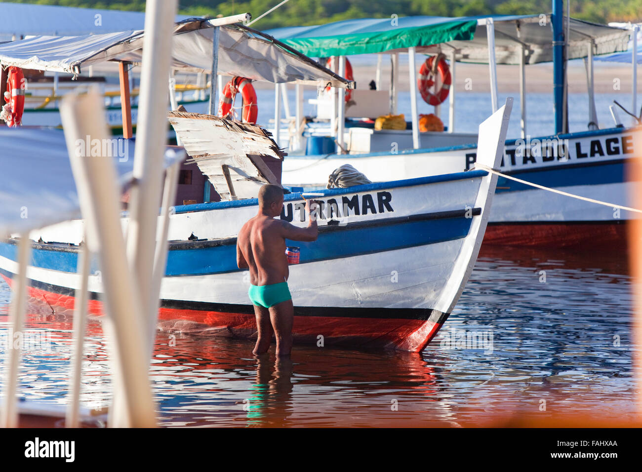 Peinture Dun Pêcheur Dans Son Bateau Boipeba Au Brésil Banque D