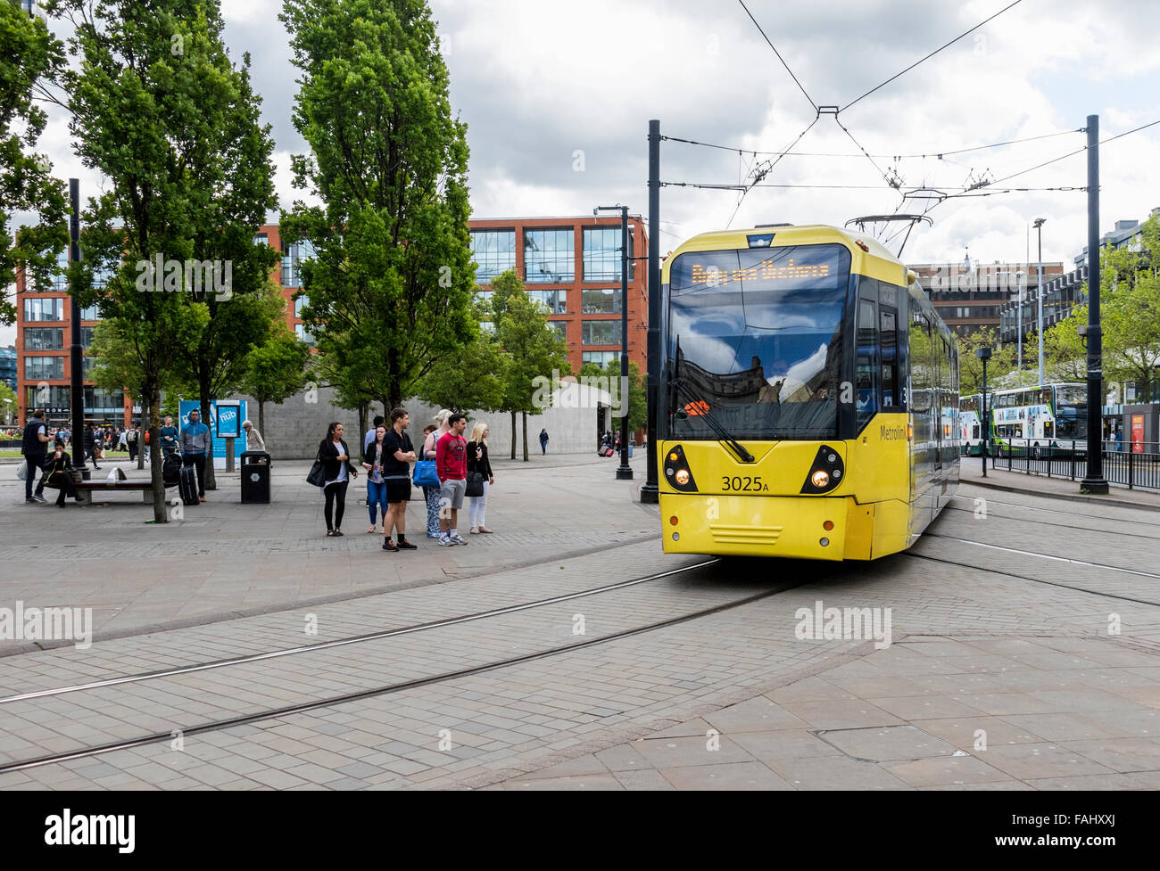Personnes et de tramway dans le centre-ville de Manchester UK Banque D'Images