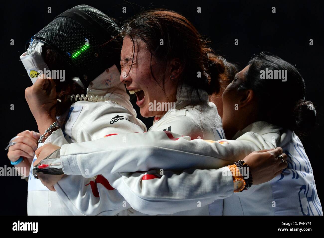 PHOTOS DE SPORTS XINHUA L'ANNÉE 2015 TRANSMIS LE 31 DÉCEMBRE 2015 Membres de l'équipe Chine célèbrent leur victoire sur la Roumanie dans l'équipe l'équipe féminine épée finale aux Championnats du monde d'escrime à Moscou, Russie le 18 juillet 2015. (Xinhua/Pavel Bednyakov) (WLL) Banque D'Images
