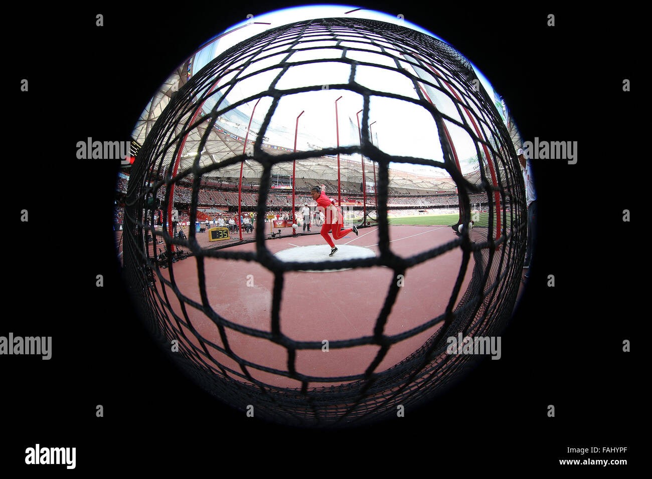 PHOTOS DE SPORTS XINHUA L'ANNÉE 2015 TRANSMIS LE 31 DÉCEMBRE 2015, la Chine a su Xinyue participe à la women's lancer de chauffe au Championnats du monde IAAF 2015 au 'nid d'oiseau' Stade national de Beijing, capitale de la Chine, le 24 août, 2015. (Xinhua/Li Ming)(WLL) Banque D'Images