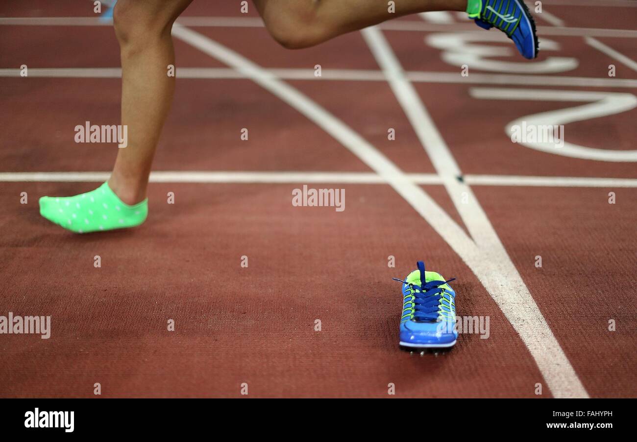 PHOTOS DE SPORTS XINHUA L'ANNÉE 2015 TRANSMIS LE 31 DÉCEMBRE 2015, Xiao Yongli continue à tourner pendant la finale 10 000m femmes de l'athlétisme à la première Jeux nationaux de la jeunesse à Fuzhou, capitale de la province de Fujian en Chine du sud-est, le 25 octobre 2015. (Xinhua/Liao Yujie) (WLL) Banque D'Images