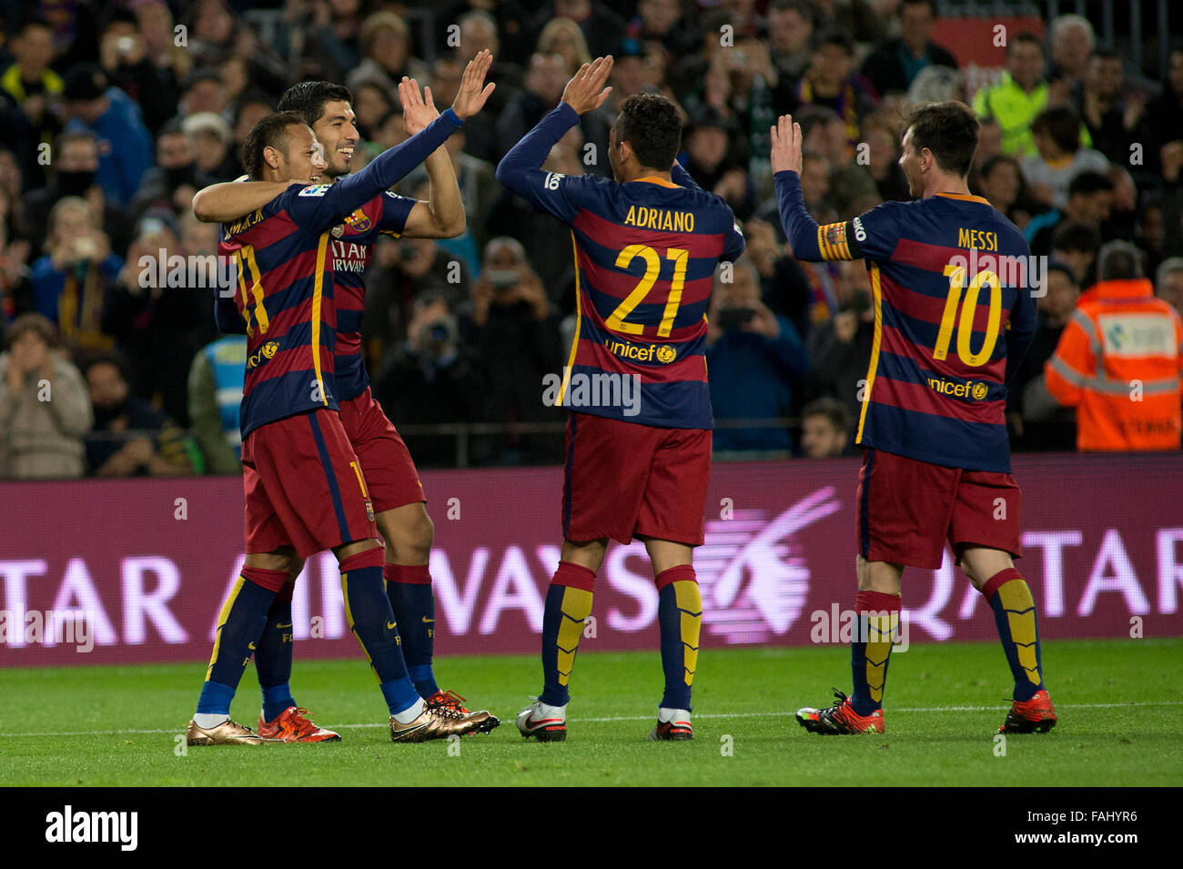 Barcelone, Espagne. Dec 30, 2015. Adriano du FC Barcelone, Lionel Messi, Luis Suarez et Neymar célèbre après avoir marqué au cours de la Liga match 17 tour entre FC Barcelone et Real Betis au Camp Nou à Barcelone, Espagne, 30 décembre 2015. Barcelone a gagné 4-0. Credit : Lino De Vallier/Xinhua/Alamy Live News Banque D'Images