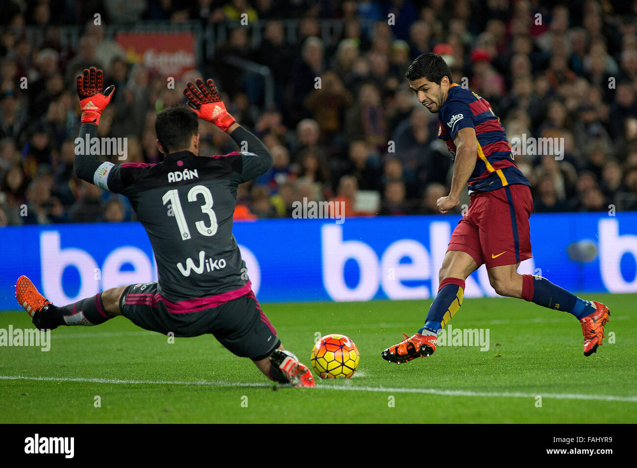 Barcelone, Espagne. Dec 30, 2015. Le FC Barcelone avant uruguayen Luis Suarez coups la balle pendant la Liga match 17 tour entre FC Barcelone et Real Betis au Camp Nou à Barcelone, Espagne, 30 décembre 2015. Barcelone a gagné 4-0. Credit : Lino De Vallier/Xinhua/Alamy Live News Banque D'Images