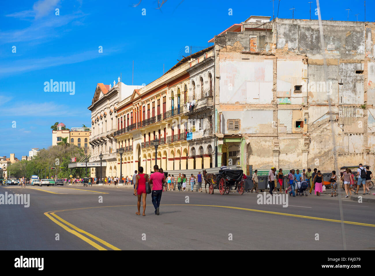 Scène de rue à La Havane, les gens marcher, le long du Paseo de Marti, également dans la perspective Cine Teatro Payret, Cuba Banque D'Images