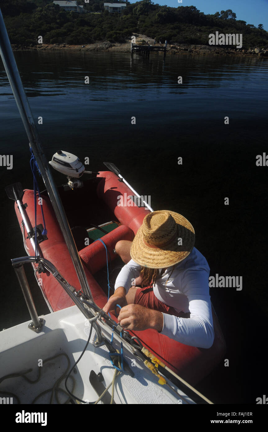 La mobilisation d'un canot à marin yacht dans la baie de quarantaine, Princess Royal Harbour, Albany, dans l'ouest de l'Australie. Pas de monsieur ou PR Banque D'Images