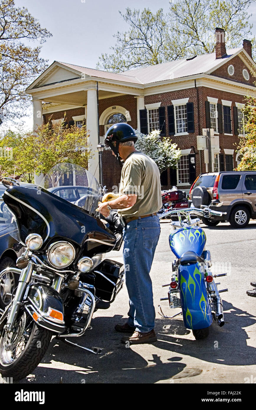 Un motocycliste sur la place de la ville lors de l'historique Musée de l'or à Dahlonega, Géorgie, USA. Banque D'Images