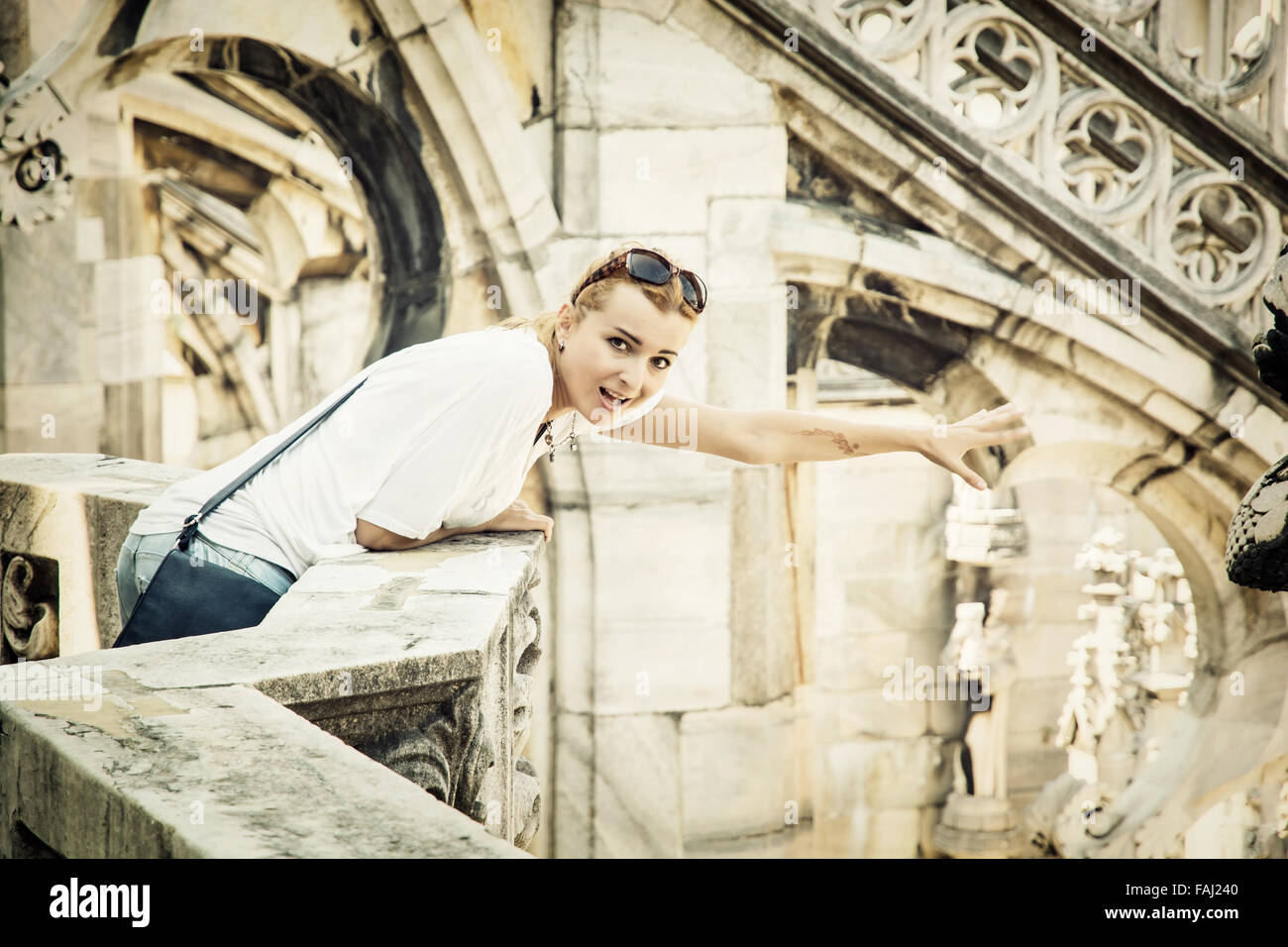 Jeune femme sur le tourisme de la cathédrale de Milan, Italie. Thème du tourisme. Thème de l'architecture. Banque D'Images