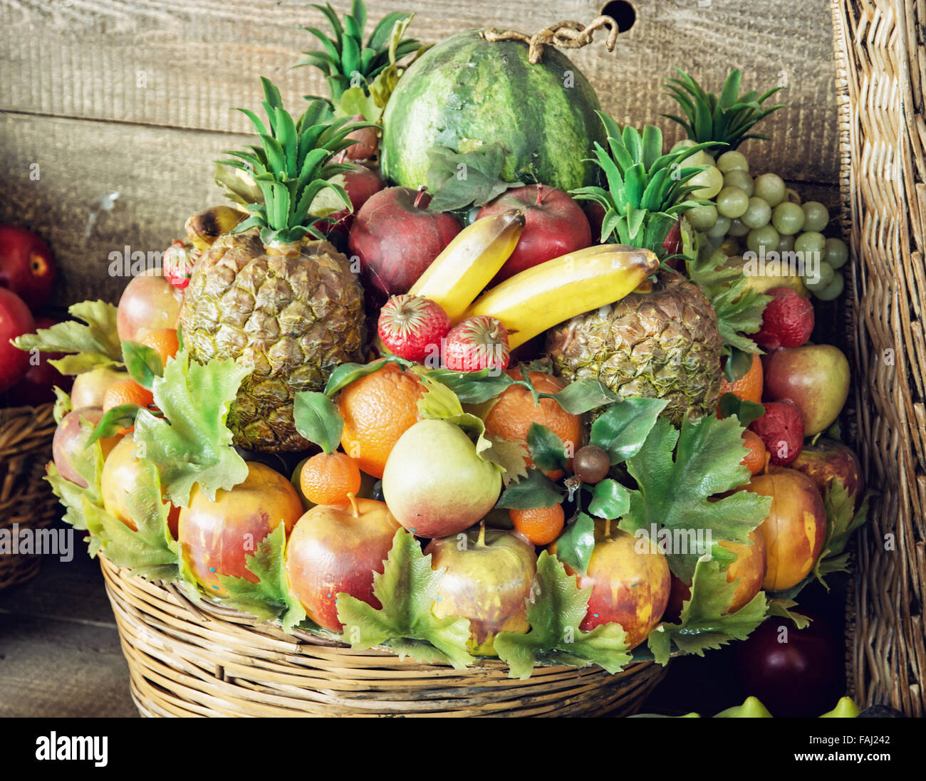 Divers fruits dans le panier en osier. Alimentation saine. La vitamine bombe. Banque D'Images