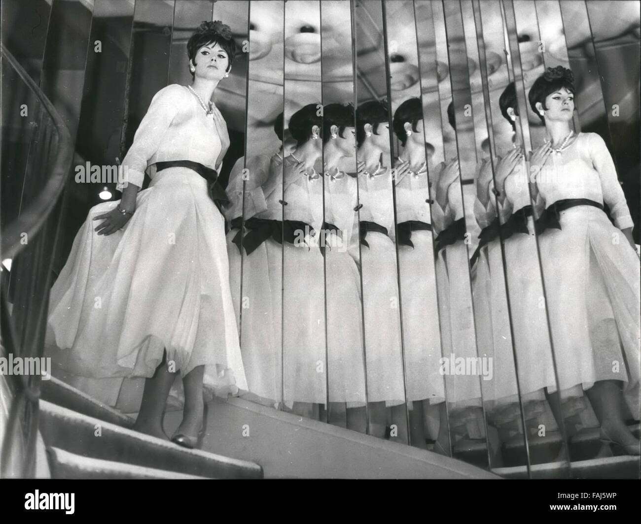 1963 - Grands couturiers présentent leurs printemps été mode ; un aperçu de  la Coco Chanel 1963 Nouvelle ligne ; La photo montre la robe de soirée  d'organdi blanc et ceinture rouge