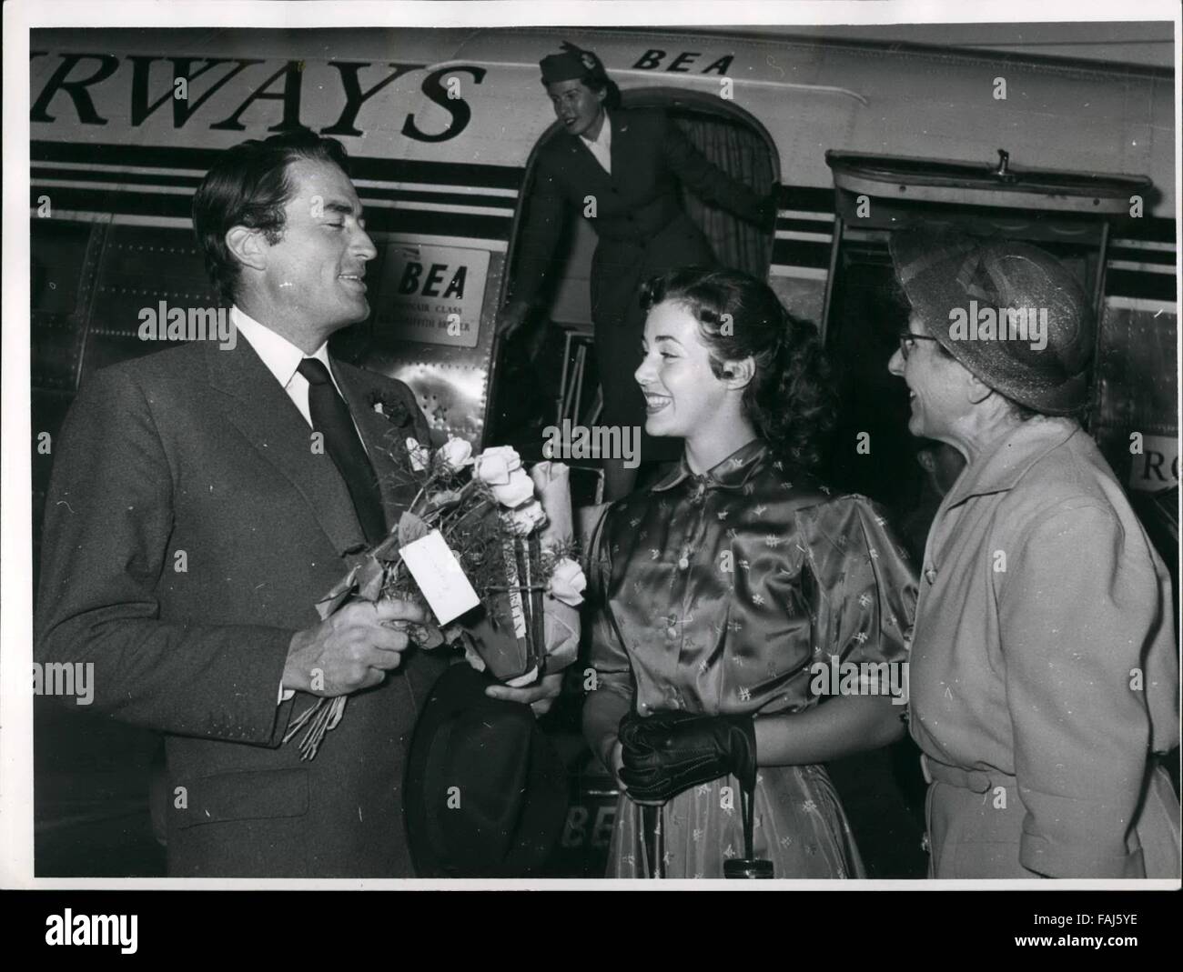 1962 - Transmission comme toujours Gregory Peck l'avion sur l'Aéroport de  Tempelhof Berli. L'acteur de cinéma américain a été reçu par la jeune  actrice américaine s Rita Gan avec un gros bouquet