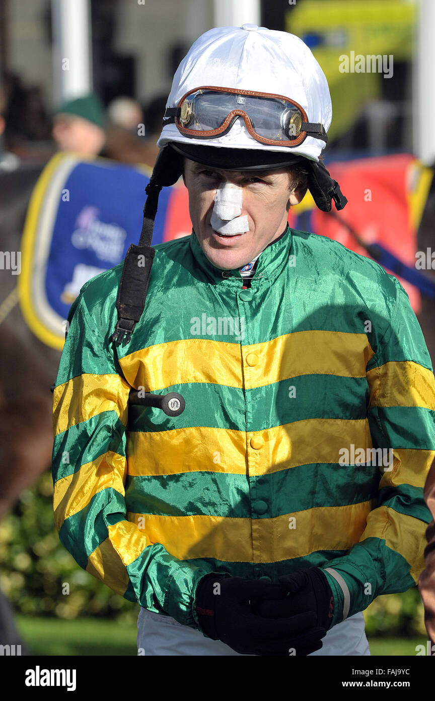 PIC DE FICHIER : -Jump AP Jockey McCoy devient un chevalier dans la liste des honneurs du Nouvel An 2016 pour les services à la course de chevaux. AP McCoy avant son tour sur bien d'avoir - Weatherbys Raceday Course de chevaux à l'Hippodrome de Kempton Park -05/11/2012 Crédit : MARTIN DALTON/Alamy Live News Banque D'Images