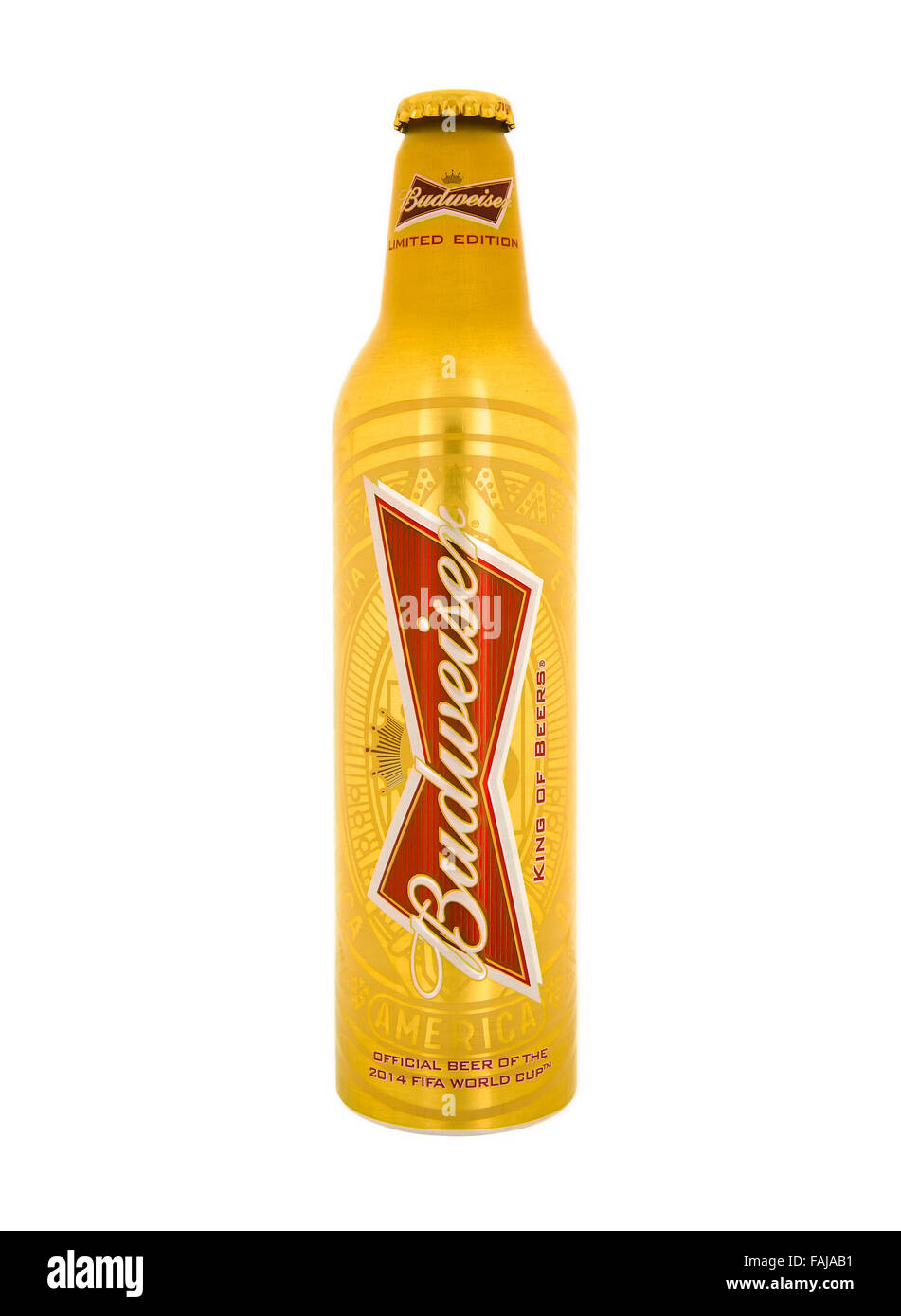 Bouteille de bière Budweiser en édition limitée pour la Coupe du Monde de Football FIFA 2014 sur un fond blanc. Banque D'Images