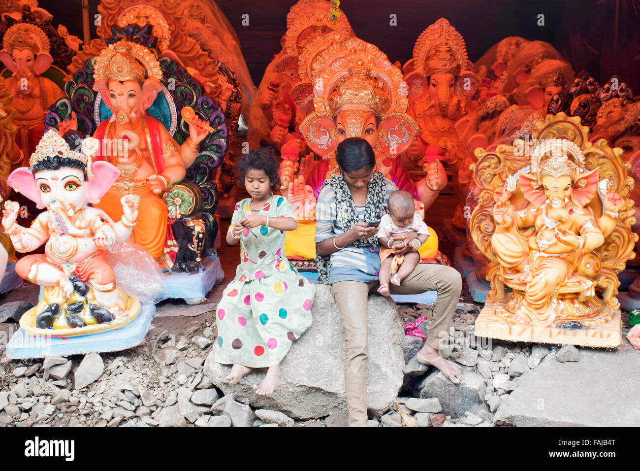 Les enfants de la rue au magasin de vente Ganpati idoles lors de Ganesh festival, Pune, Inde Banque D'Images