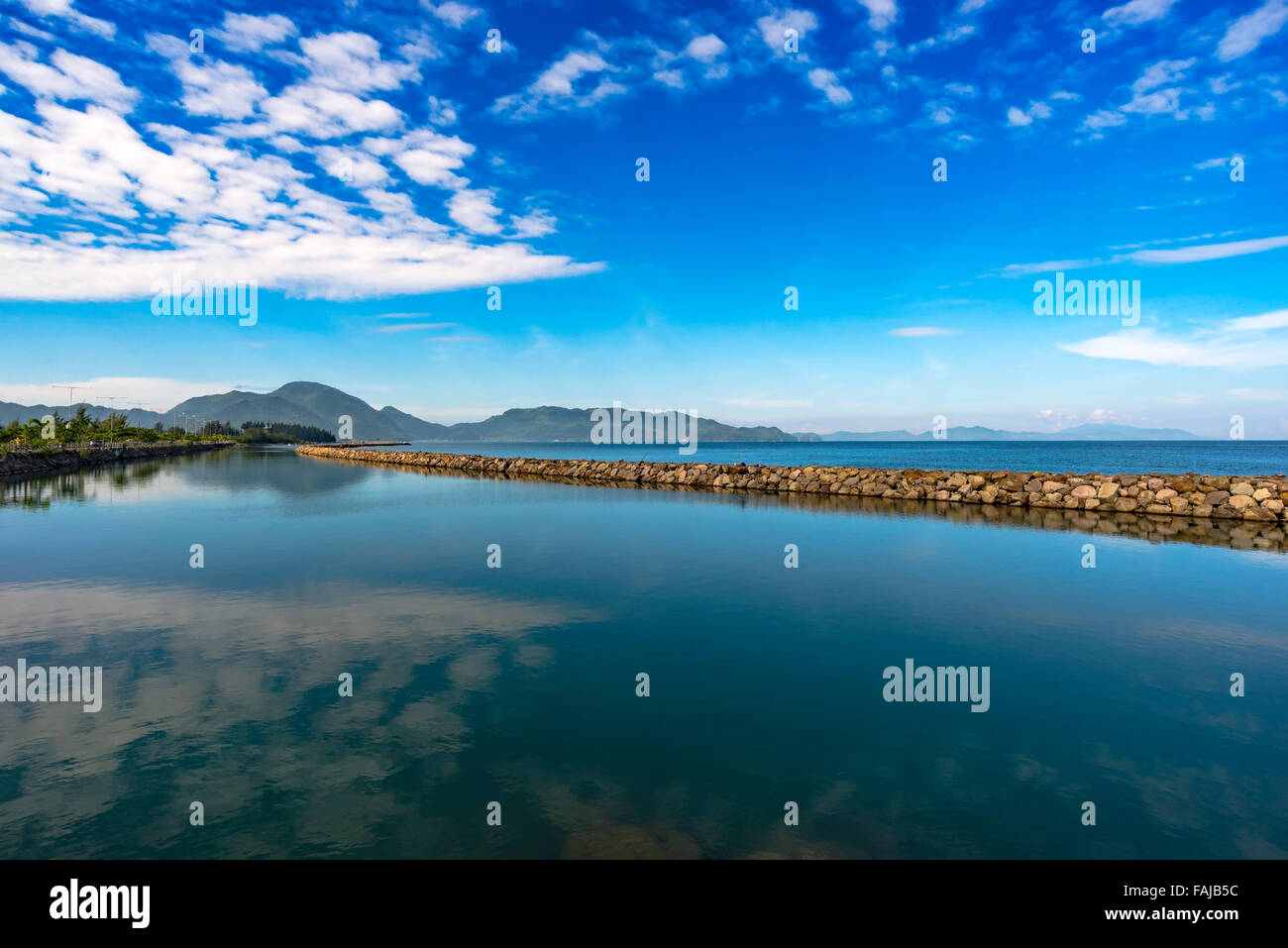 Beau ciel bleu avec de beaux nuages réflexion Banque D'Images