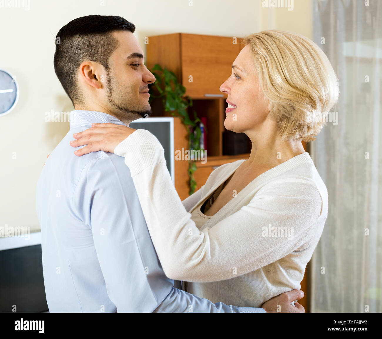 Femme mature et jeune ami danser à lintérieur Photo Stock image photo