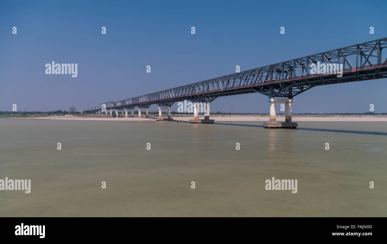 Pakokku pont sur la rivière Irrawaddy. Pont le plus long du Myanmar (3.4km) a été ouvert en 2011 pour la route et le trafic ferroviaire. Banque D'Images