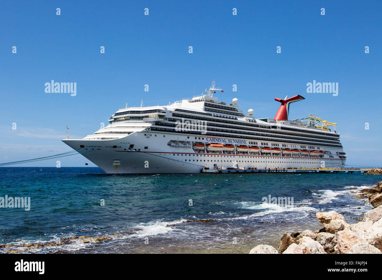Le Carnival Sunshine amarré à Willemstad, Curaçao Banque D'Images