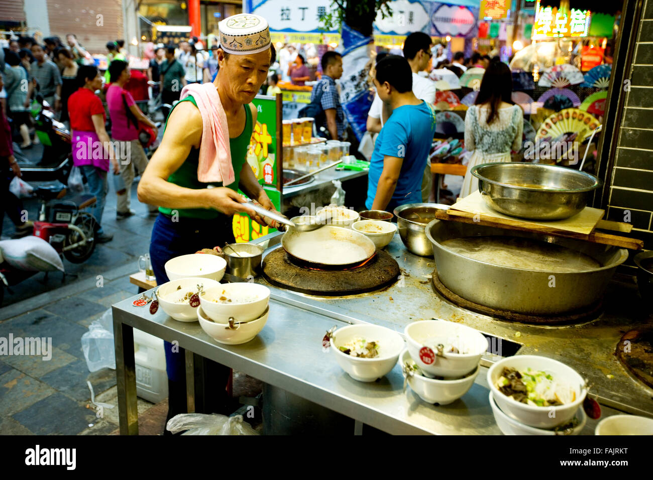 Chef musulman cuisinier cuisine sud-est asiatique rue vaisselle Banque D'Images