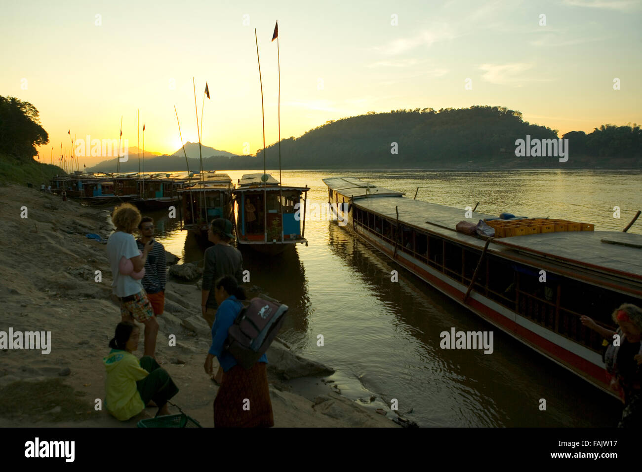 Bateaux sur le Mékong, Pak Beng, Laos. Au coucher du soleil, l'aube, le matin, le soir, l'Asie du Sud Est. Banque D'Images