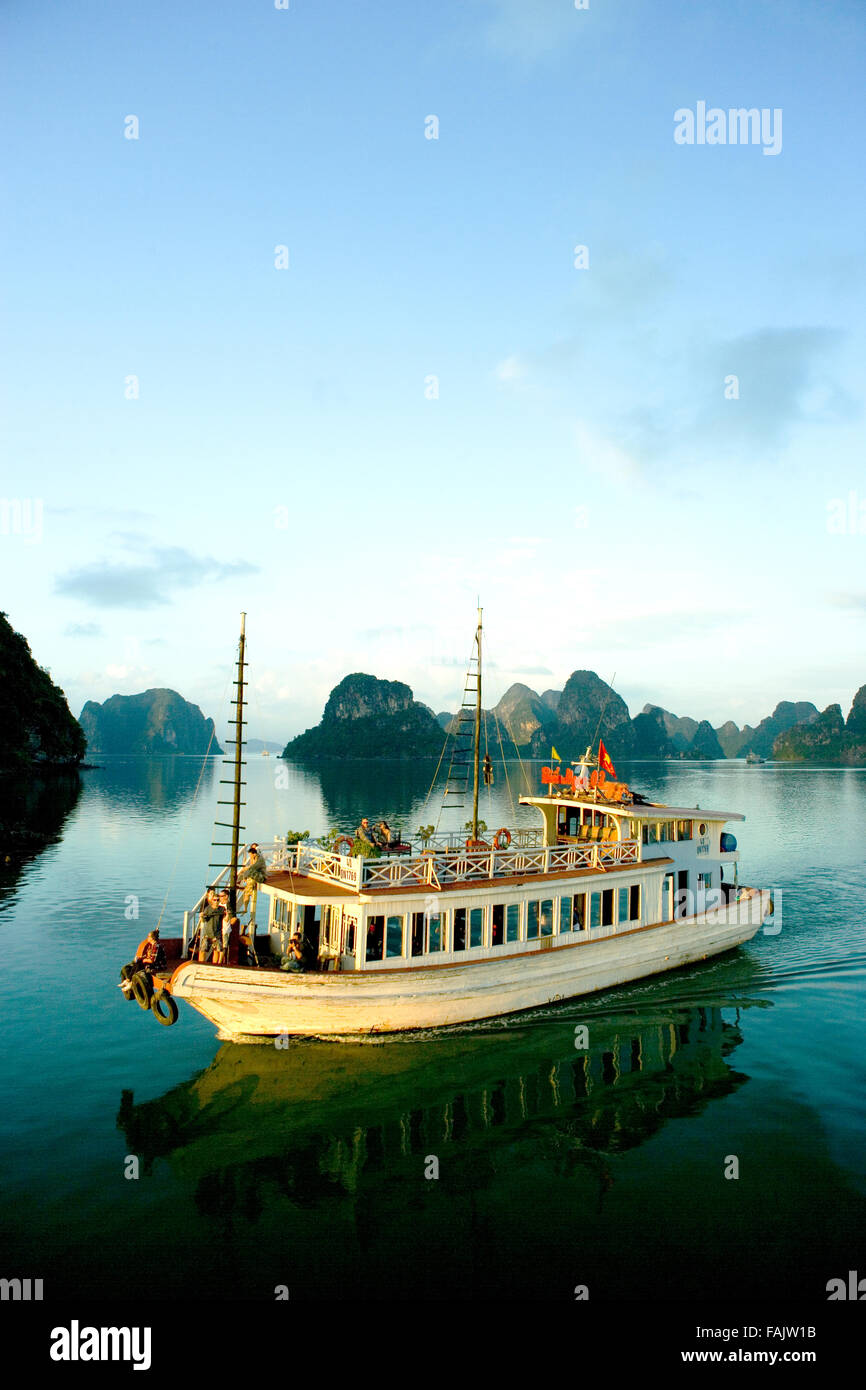 Bateau de tourisme et karst calcaire dans la région de Ha Long, Halong Bay, Vietnam, Ha Long, Halong Bay, Vietnam Banque D'Images