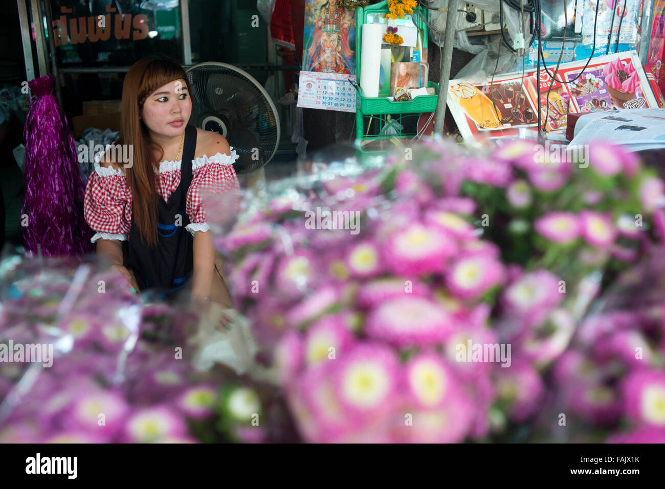 Femme vendeur de fleurs de lotus à Pak Khlong Talat , marché aux fleurs , Bangkok , Thaïlande. Pak Khlong Talat est un marché à Bangkok, Banque D'Images